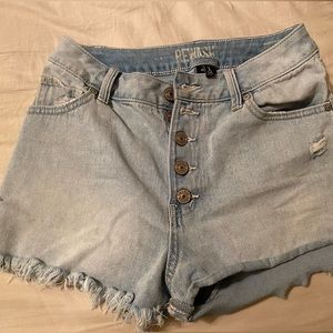 DIVIDED high rise rewash demin shorts. (SIZE: 25)